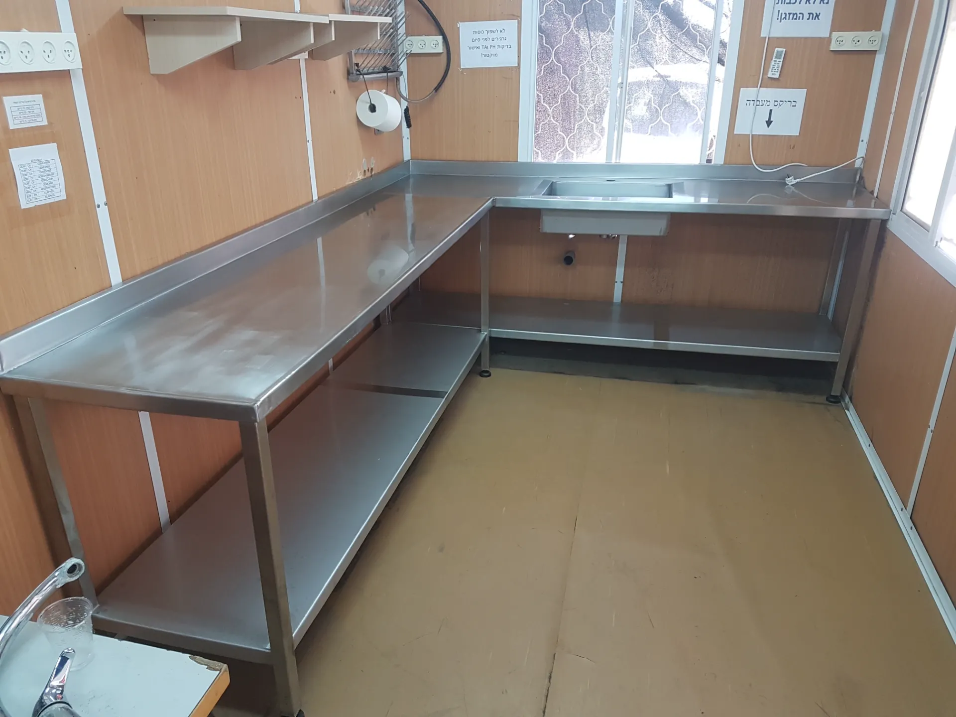 שולחן נירוסטה